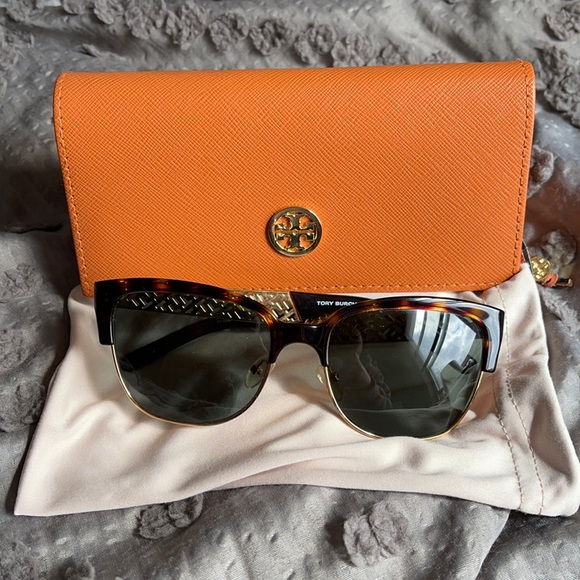 Tory Burch Accessories - Tory Burch Wayfarer sunglasses EUC